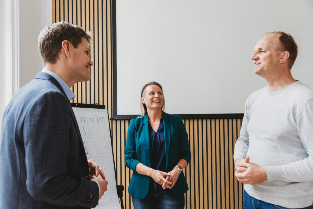 drie simplex medewerkers die met elkaar in gesprek zijn