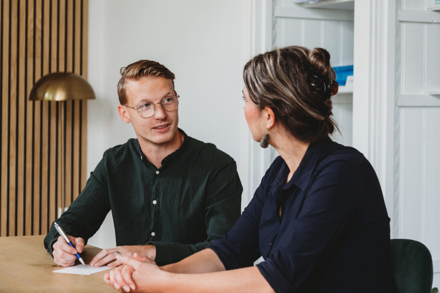 twee simplex medewerkers die met elkaar in gesprek zijn