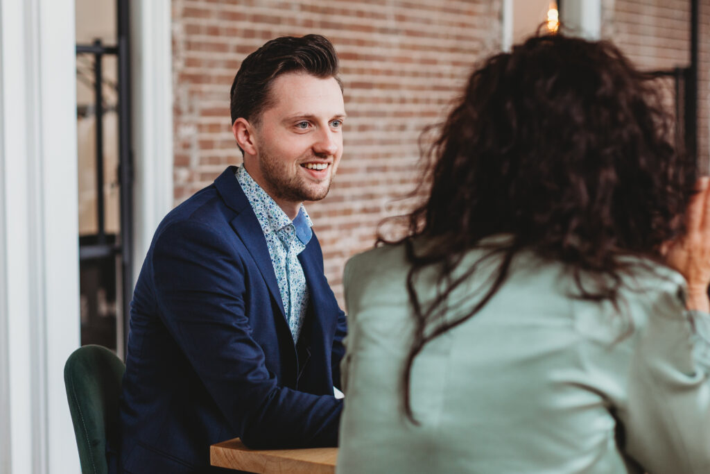 een simplex medewerker die lacht en een simplex medewerker haar achterhoofd